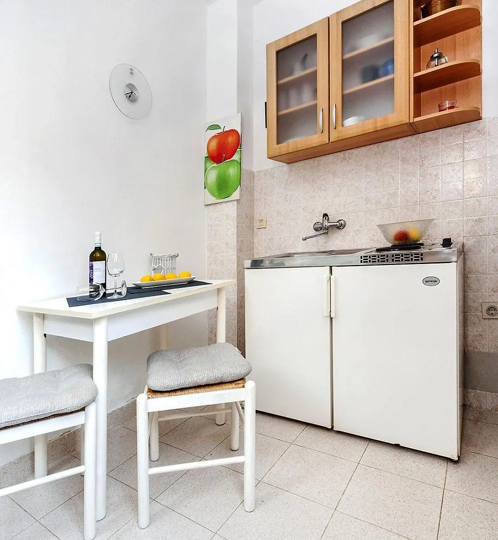 Beschauliches Studio-Apartment Mit Mediterranem Garten - 10 Minuten Zum Strand Rovinj